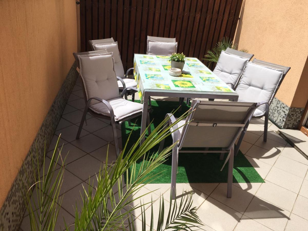 Slunecnice S Terasou Apartment